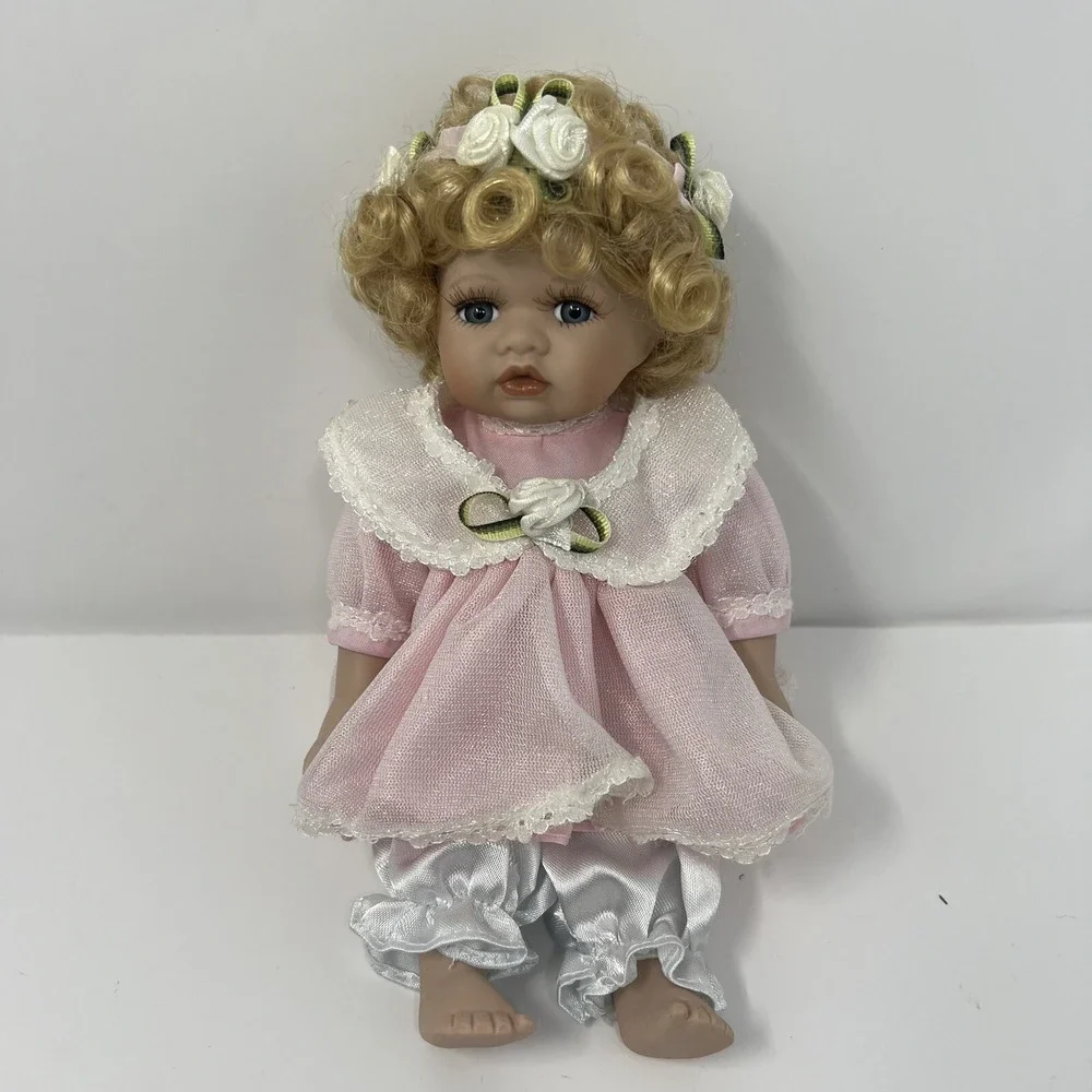 Avon Fairy Tale Collection Rapunzel Porcelain Doll 1986 Blonde Hair Collectible